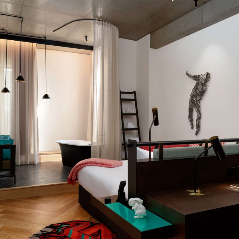 QT Melbourne - QT Corner Executive King - Bed