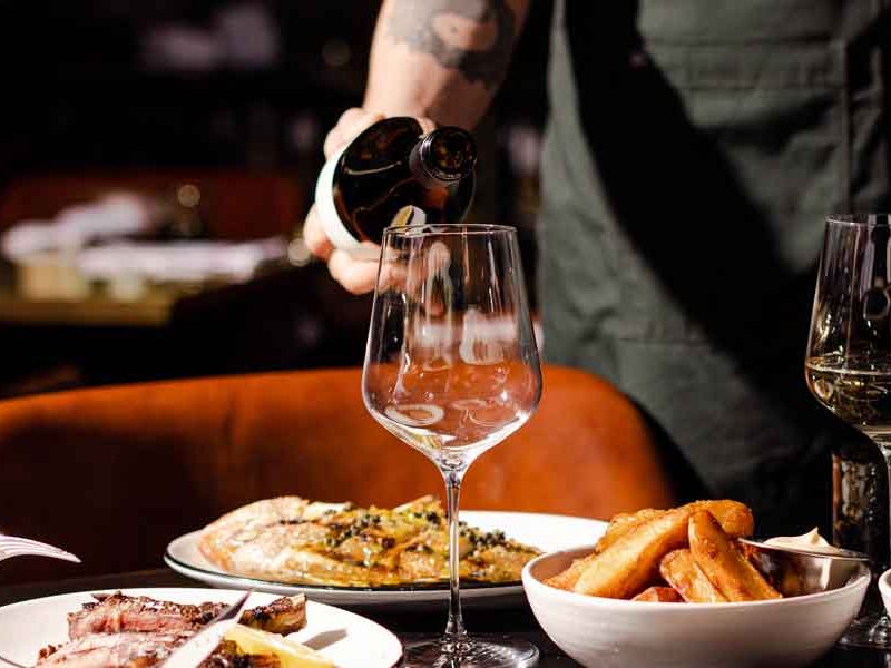 QT Hotels & Resorts Celebrates 18 Glasses at the 2022 Australia’s Wine List of the Year Awards