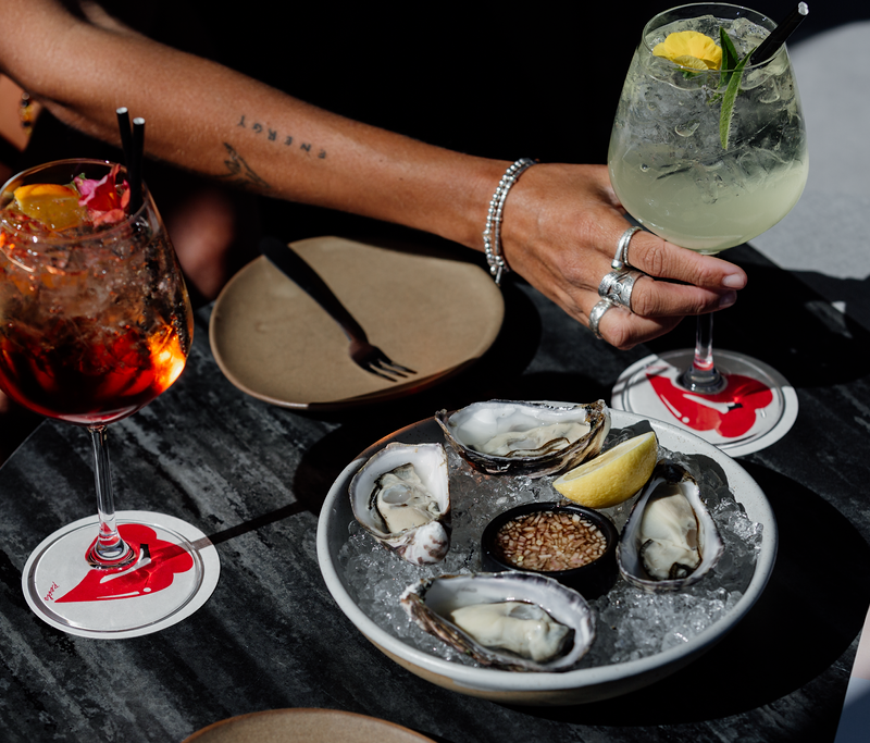 Reds_Bar_byRiverandHer